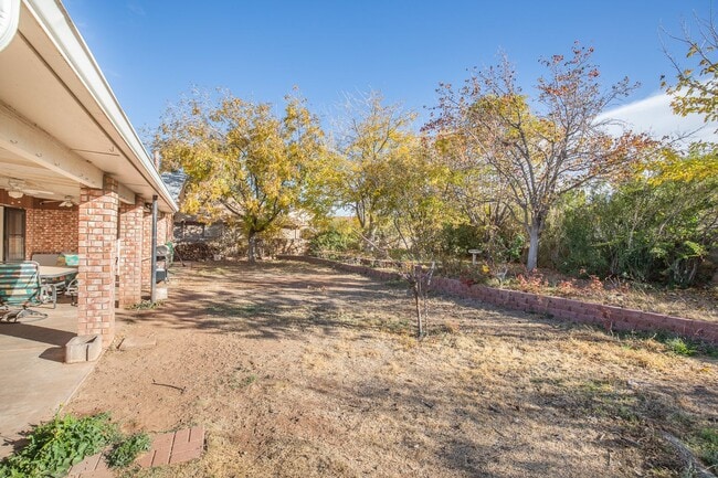 Building Photo - 3 Bedroom 2 Bathroom Home - Dogs Allowed & Large Backyard!