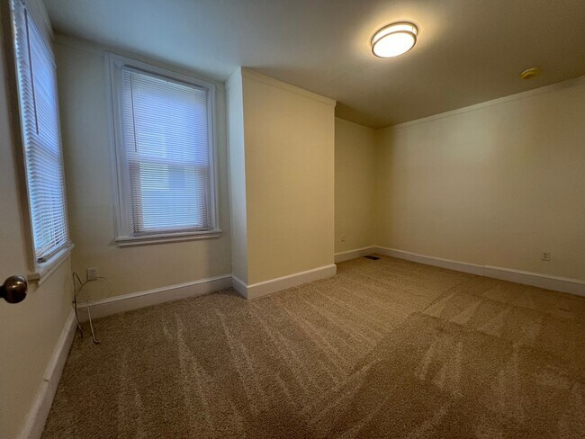 Building Photo - Updated 2BR Townhome with office & parking spot!