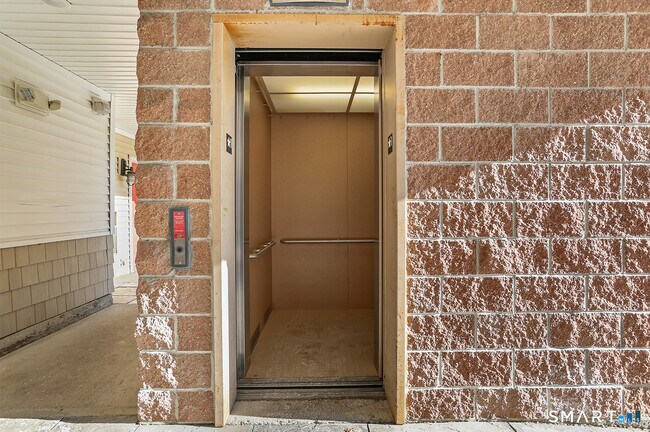 Building Photo - 3250 Fairfield Ave