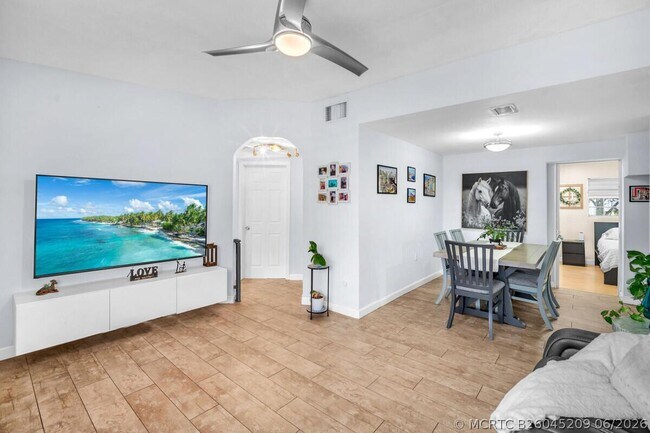 Building Photo - 404 S 62nd Terrace