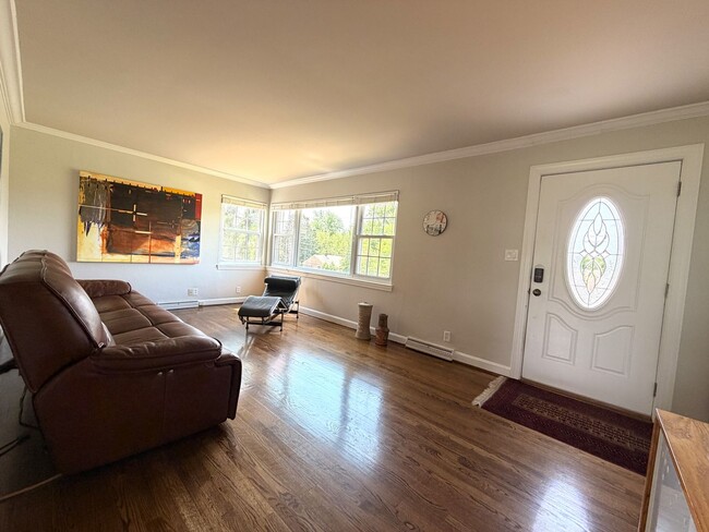 Building Photo - Hilltop Charm in Floyds Knobs – Spacious All-Brick Beauty with Room to Grow!