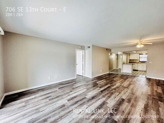 Building Photo - 706 SE 13th Ct