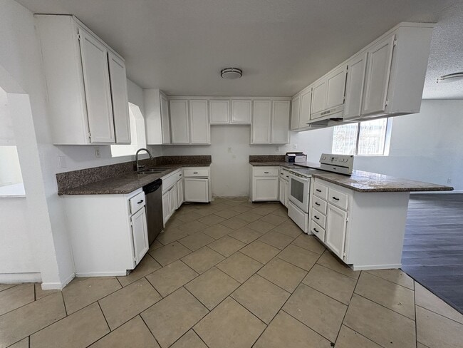 Building Photo - Large Living Area, rear yard has RV Access!