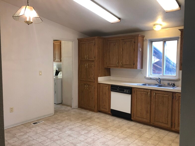 Building Photo - 301 NW Webb St