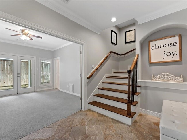 Building Photo - 625 Hartman St