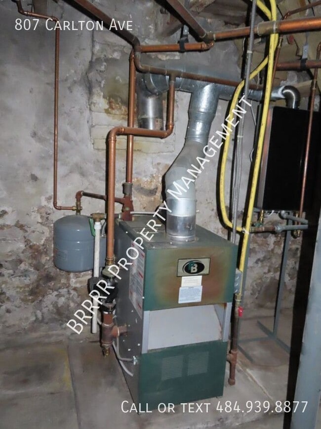 Building Photo - 807 Carlton Ave