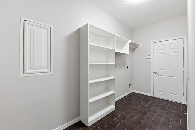 Building Photo - 25542 Saddlebrook Village Dr