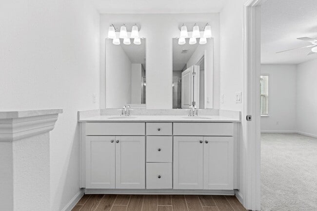 Building Photo - Newer Townhome - Tara West End