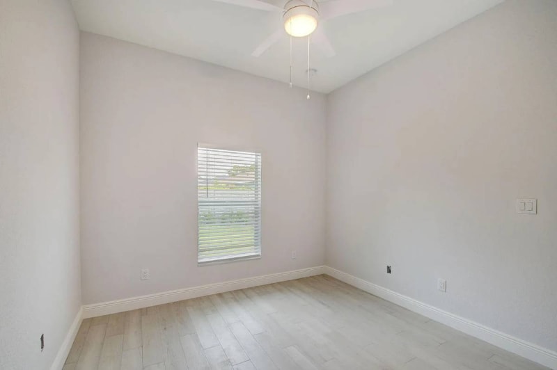 Building Photo - 703 Dawn Pl