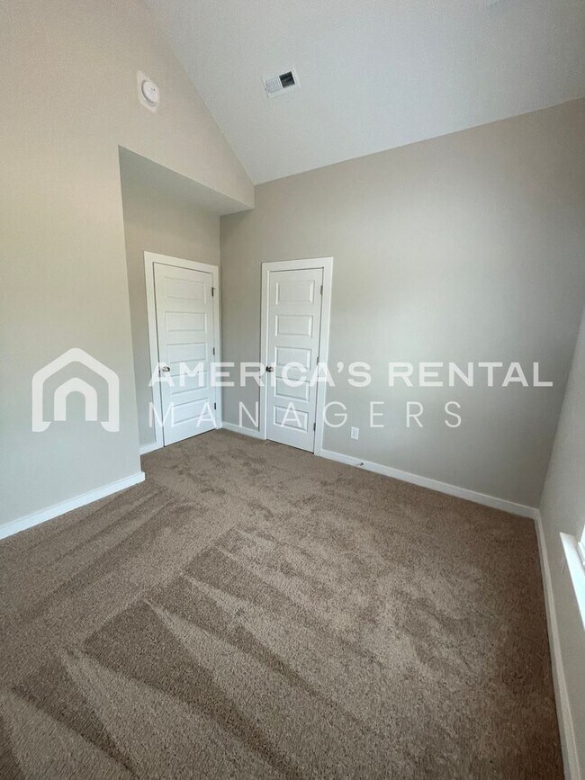 Building Photo - Available Now!! PRICE REDUCTION*** SIGN A ...