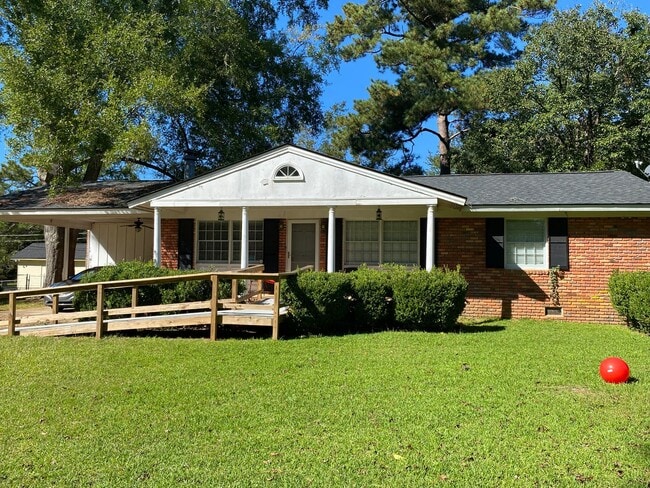 Building Photo - Charming 3 bedroom, 2 bathroom home featuring a fenced-in backyard and enclosed back porch. Fresh...