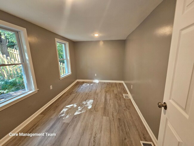 Building Photo - Fully Renovated 4 bedroom 1 bath home in B...