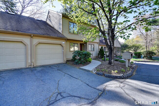 Building Photo - 4 Stonington Ct