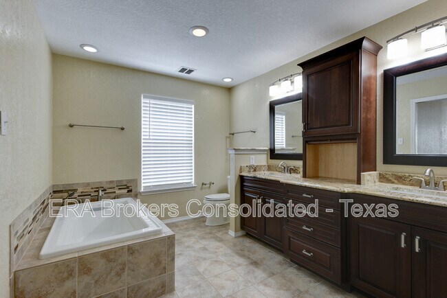 Building Photo - 16734 Basin Oak