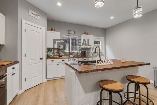 Building Photo - 286 Emily Ln