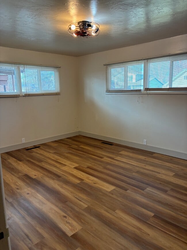 Building Photo - 1001 7th St