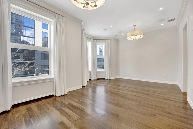 Building Photo - 105 W Chestnut St