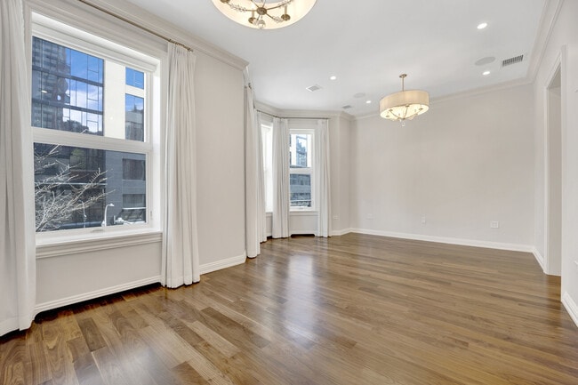 Building Photo - 832 N Clark St