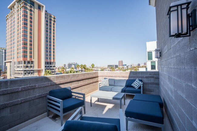 Building Photo - Central Phoenix Condo