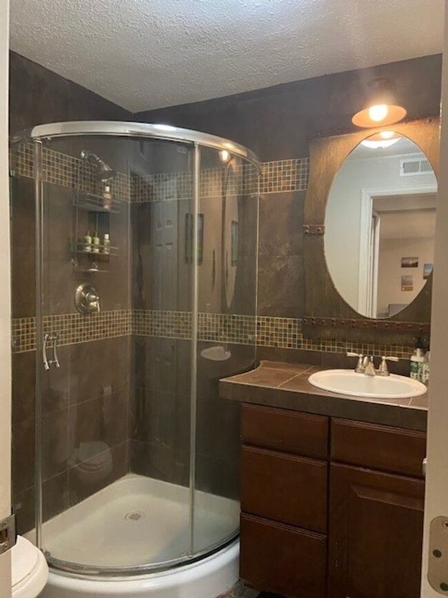 Building Photo - Charming 3 Bedroom and 3 Bath In Rock Creek!