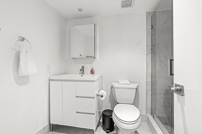 Building Photo - 520 Brickell Key Dr