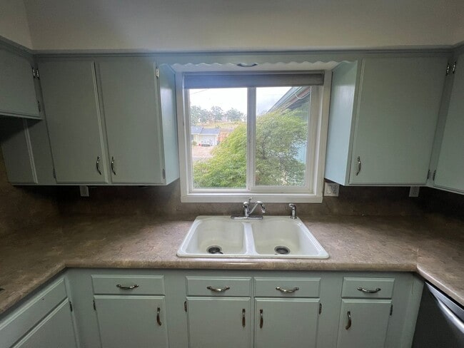 Building Photo - Comfy, four bedroom home in East Medford |...