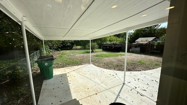 Building Photo - 112 Rousseau St