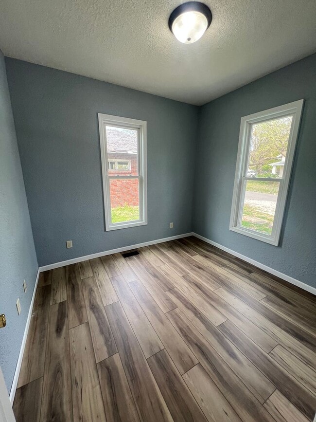 Building Photo - Newly renovated! 2 BEDROOM, OFFICE SPACE, LAUNDRY ROOM!