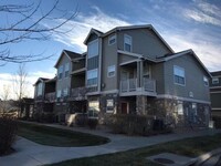 Building Photo - Beautiful 2 Bedroom, 2.5 Bath Townhome nea...