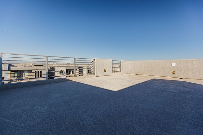 Building Photo - Rooftop Balcony