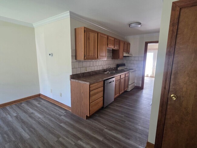 Building Photo - 2 bedroom  1 Bath Brick  condo great locat...