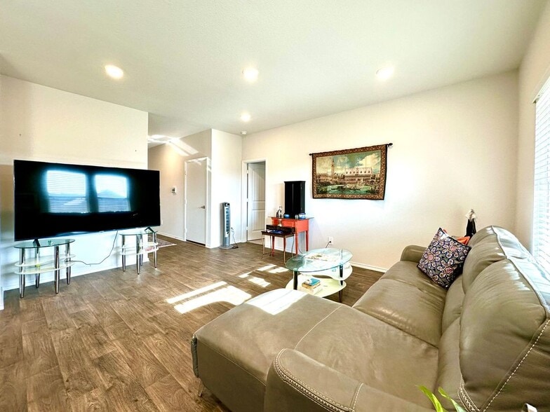 Building Photo - 331 N Richland Dr