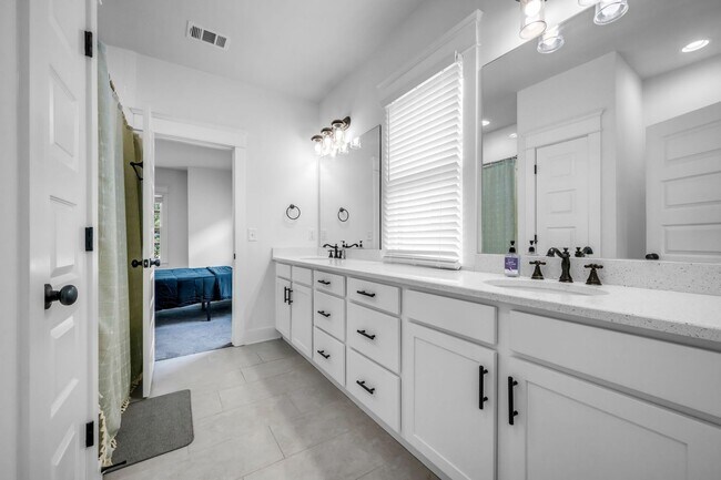 Building Photo - 3-bedroom, 2.5-bath rental home located in Nashville’s vibrant, 12 South!