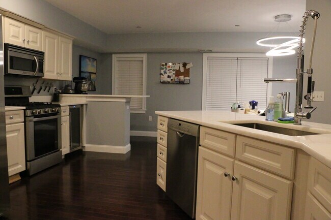 Building Photo - 506 Sea St