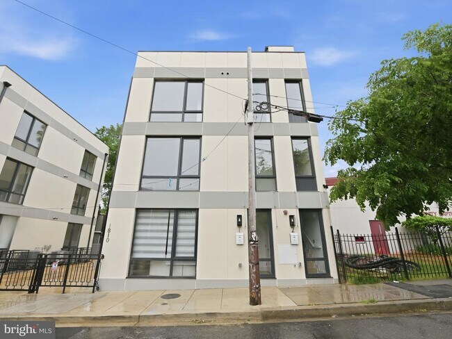 Building Photo - 1810 Central Pl NE