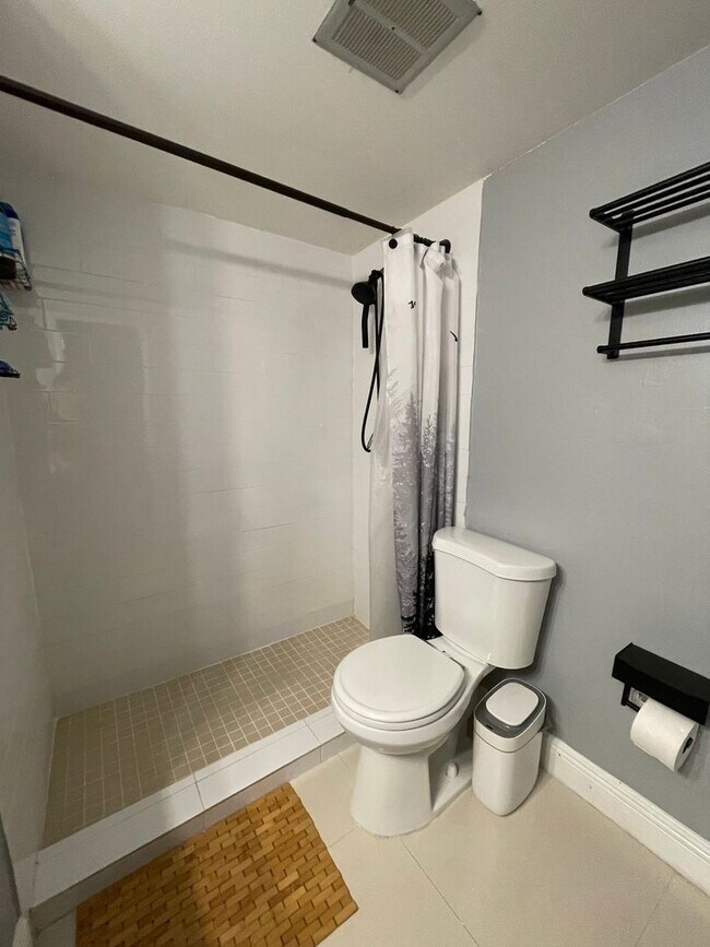 Building Photo - Charming Apartment in Fort Lauderdale