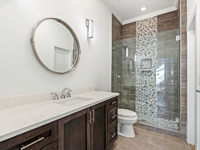 Building Photo - Beautifully built, renovated home boasts 5 BD, 5 BT, providing ample space for a growing family a...