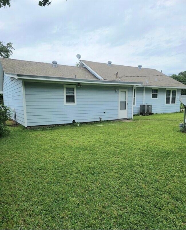 Building Photo - 701 18th Ave N