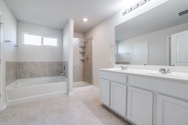 Building Photo - 3 Bedroom and 2 Bathroom home located in Redbird Ranch subdivision