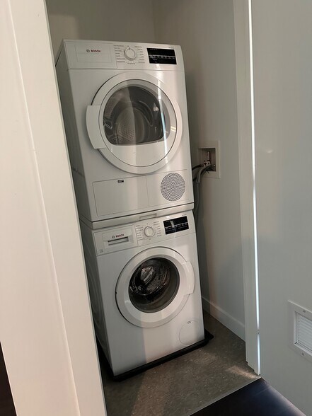 Building Photo - 1000 3rd St