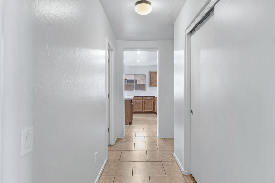 Building Photo - 43631 W Cowpath Rd