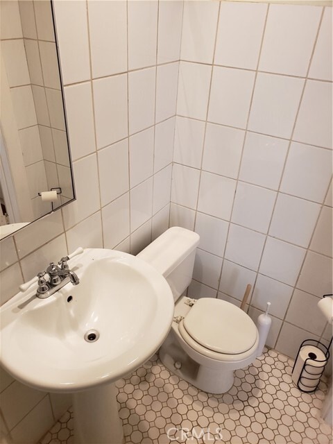 Building Photo - 323 W 4th St