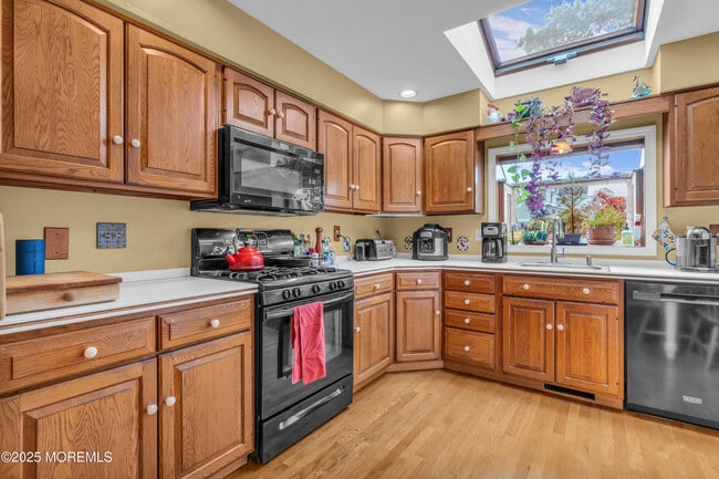 Building Photo - 2420 Cedar St