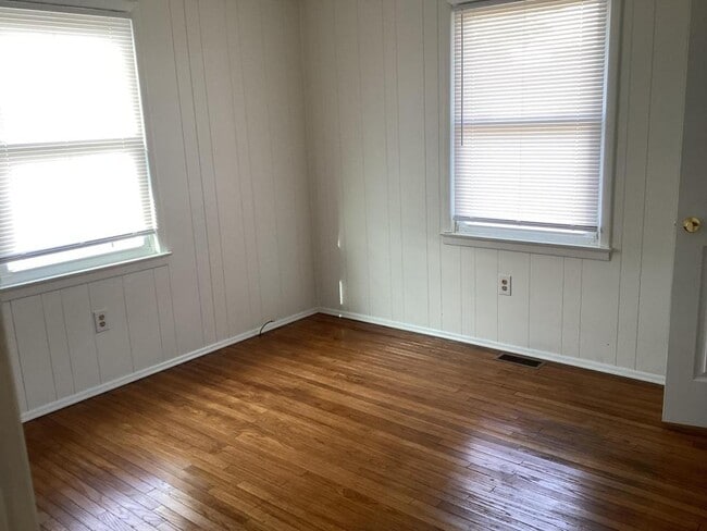 Building Photo - 242 E 35th St