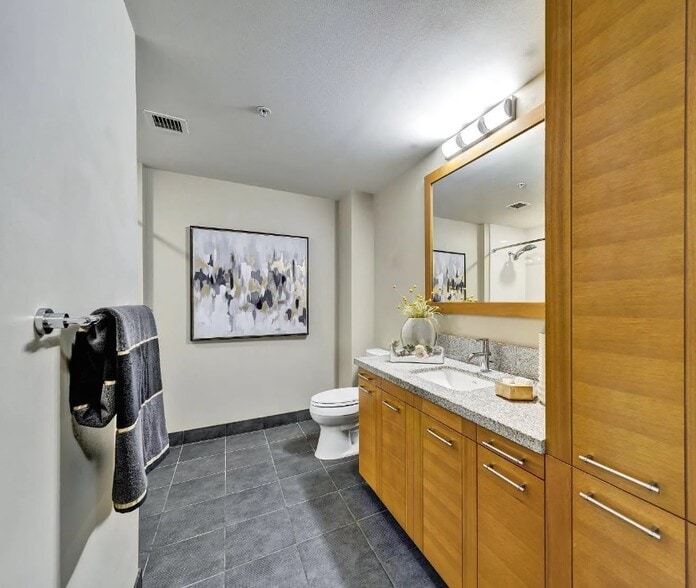Building Photo - 530 E 84th St