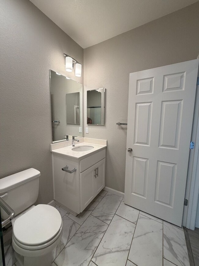 Building Photo - 700 Apricot Cir
