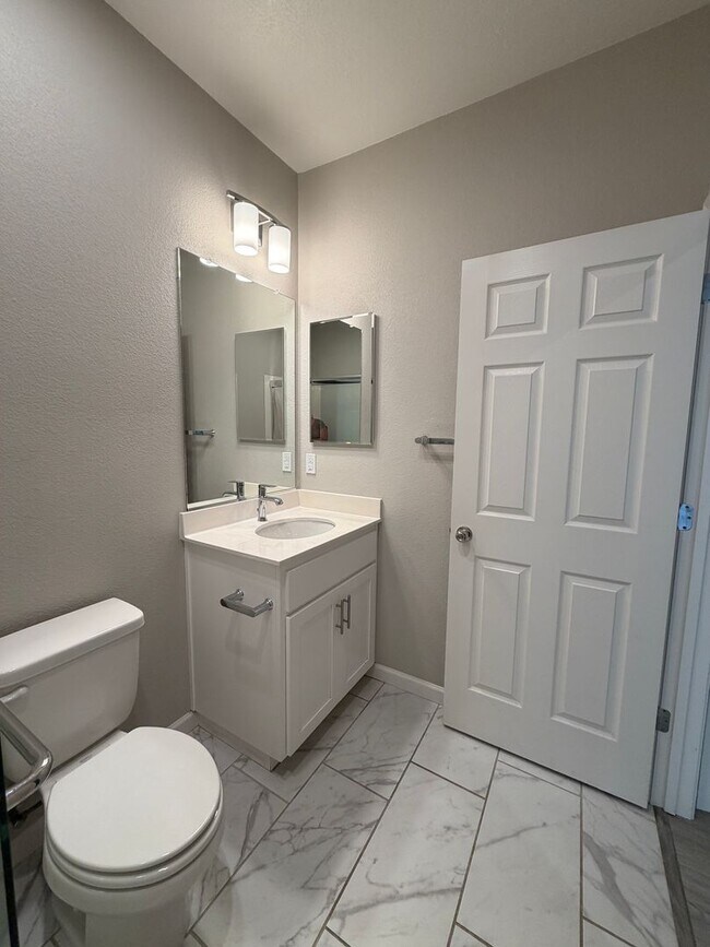 Building Photo - Welcome to 700 Apricot! Located in the heart of Vacaville.