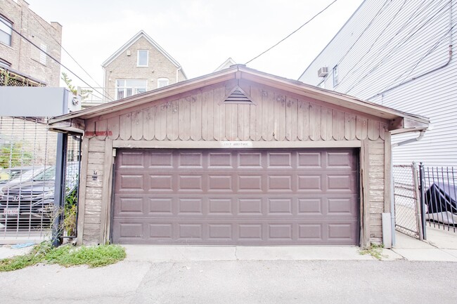 Building Photo - Spacious 1bedroom/1bath unit in Bucktown! Central Air, Dishwasher, FREE Laundry! Near Metra!