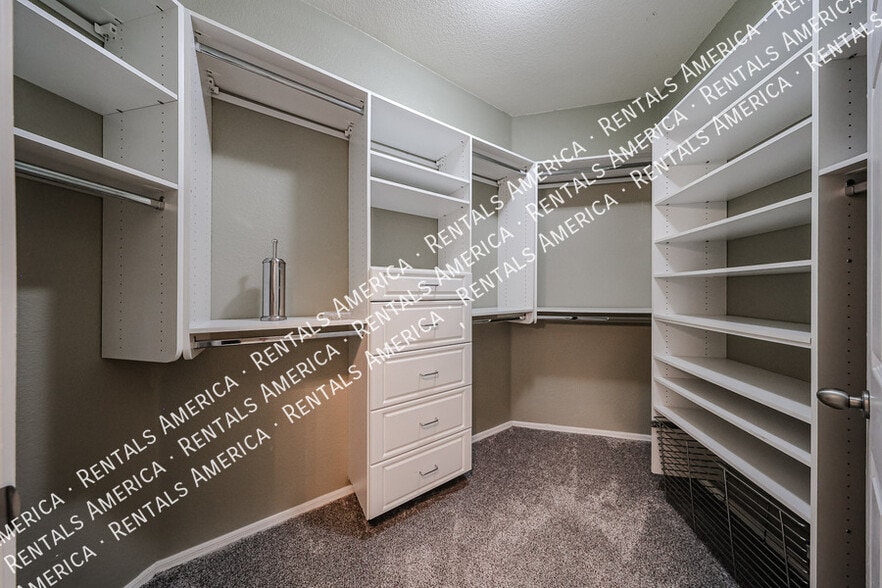 Building Photo - 9555 E Raintree Dr
