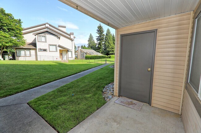 Building Photo - Aspen Grove Condo